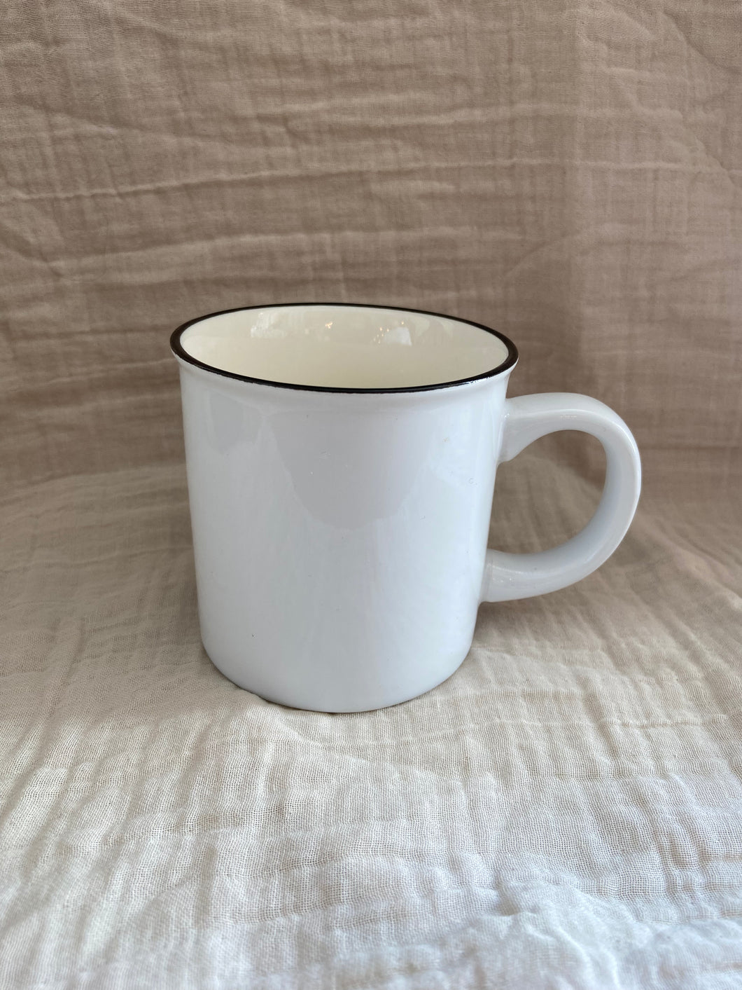 Mug en céramique liseré noir