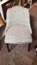 Charger l&#39;image dans la galerie, Chaise motif Chevron
